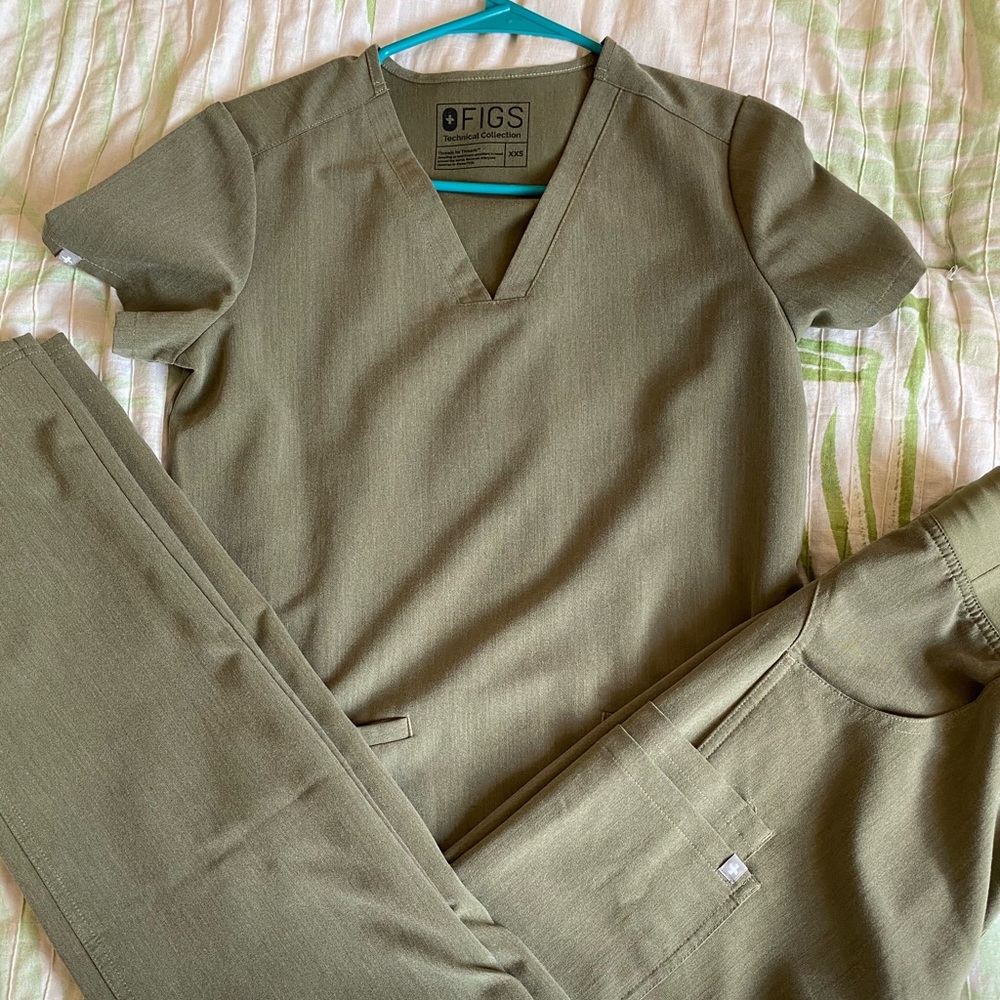 ❤️SOLD❤️Figs Scrub Set in Olive